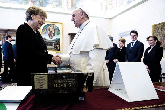 Sobre el escritorio del papa quedaron los discos del compositor alemán Johann Sebastián Bach y un libro, que le regaló Ángela Merkel.