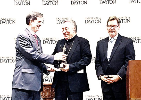 Momento en que el Cardenal Óscar Andrés Rodríguez recibía el premio de manos de Daniel J. Curran, presidente de la Universidad de Dayton, Ohio.