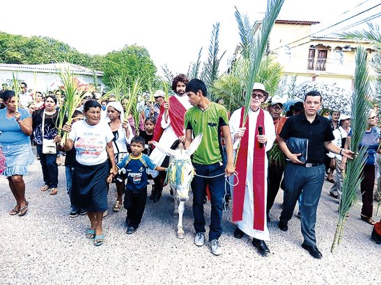 Monseñor Guido en la procesión del Domingo de Ramos