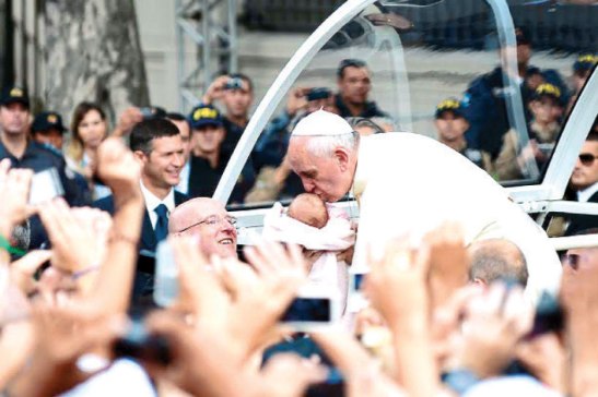 “La comunidad cristiana sabe bien que a la familia, en la prueba de la enfermedad, no se la debe abandonar” dijo el Papa Francisco.