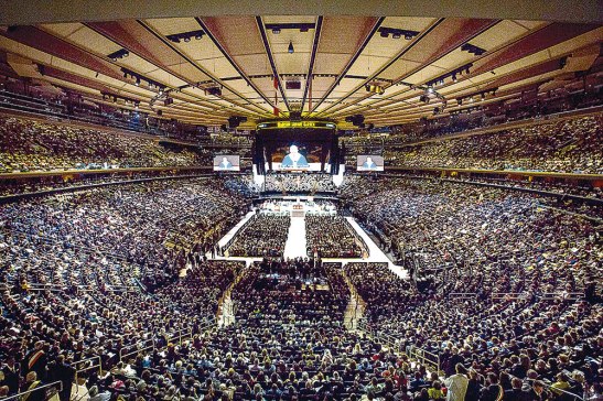 Más de 20 mil personas se reunieron en Madison Square Garden donde el Papa Francisco ofició la Eucaristía de despedida por esta ciudad.